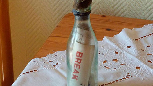德国夫妇海边拾到最古老的漂流瓶 来自108年前