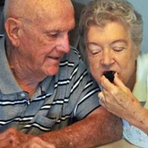美8旬夫妇保留婚礼蛋糕60年 每年吃一口庆祝结婚纪念日