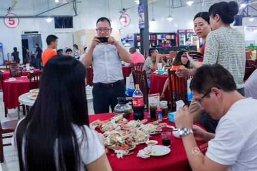 奇葩职业:男子网购退役空姐的剥蟹服务