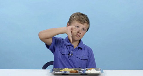美国“熊孩子”试吃多国学校午餐 印度食物被嫌弃