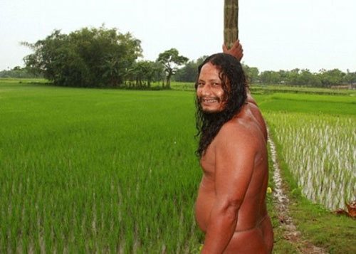 印度奇葩男子天生对衣物过敏 裸体生活40年