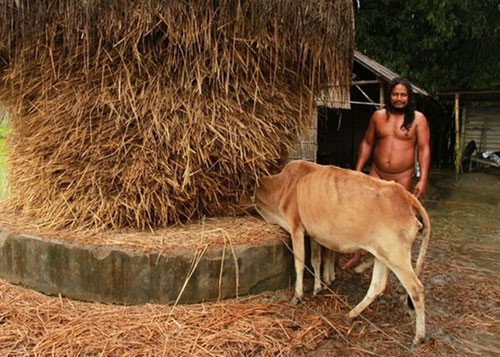 印度奇葩男子天生对衣物过敏 裸体生活40年