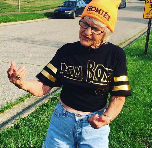 美国87岁高领奶奶穿衣前卫走红网络 众明星热捧