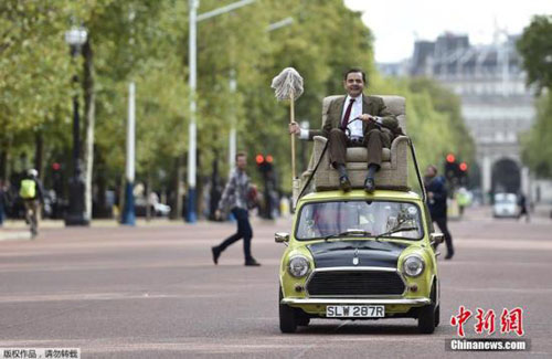 “憨豆先生”重出江湖：驾车在伦敦白金汉宫外兜风