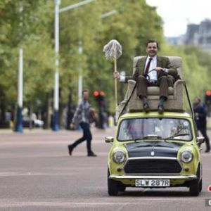 “憨豆先生”重出江湖：驾车在伦敦白金汉宫外兜风