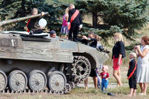 乌克兰一爸爸为缓解儿子开学的紧张情绪 开坦克送他入学
