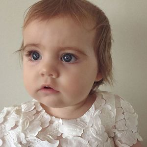 澳大利亚萌宝长睫毛大眼睛俘获13万粉丝 被评为全球最萌宝宝