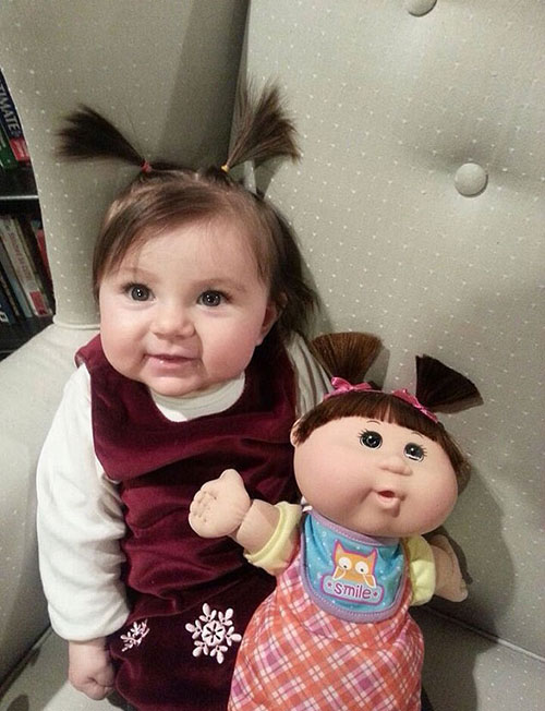 “双胞胎娃娃”搞笑合影：萌宝和玩具娃娃真假难辨