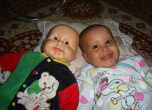 “双胞胎娃娃”搞笑合影：萌宝和玩具娃娃真假难辨
