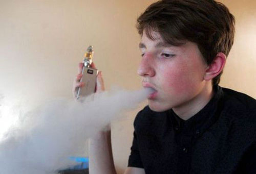英14岁少年电子烟遭学校没收 妈妈表示很愤怒
