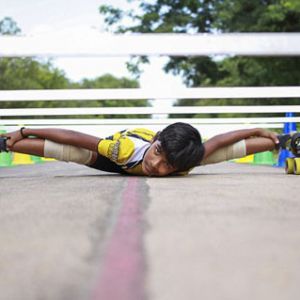 印度男孩23秒内从53辆车底滑过 或创世界纪录