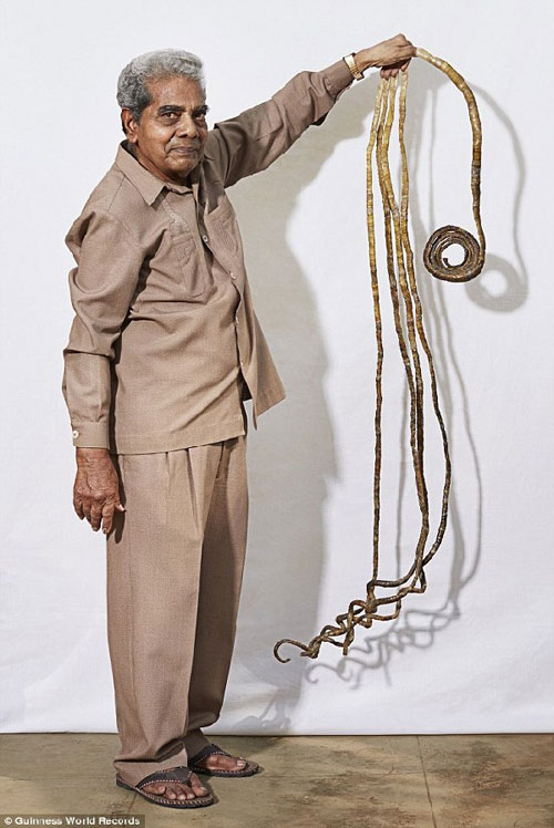 印度老翁左手留指甲近63年 长9米多创世界记录
