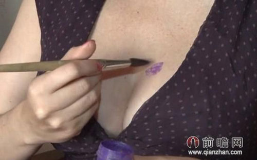 女艺术家用胸画普京价格不菲 澳洲男子展示独创性器官作画