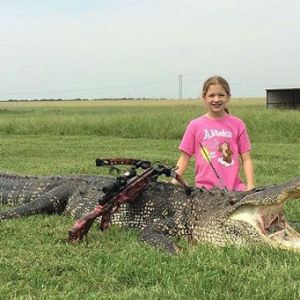 女汉子：10岁女孩用弩弓猎杀了700斤的鳄鱼