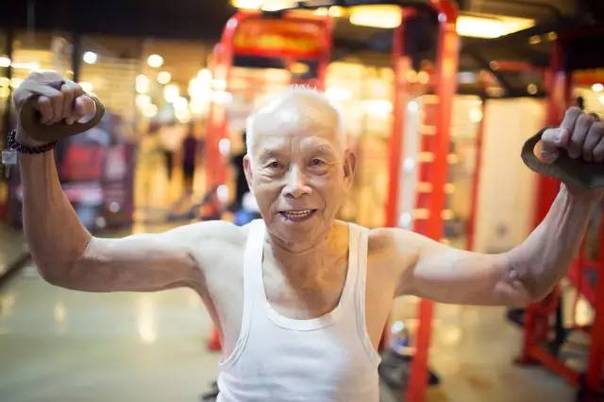 广州93岁肌肉“型爷”走红 70岁开始健身对抗衰老