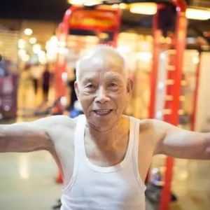 广州93岁肌肉“型爷”走红 70岁开始健身对抗衰老