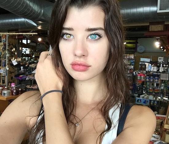 20岁美女模特天生瞳孔异色 一黄一蓝魅惑又性感