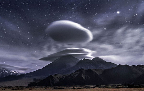 俄罗斯山脉上空惊现怪云 形如UFO