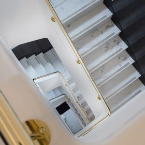 伦敦装修最奢华写字楼：大理石楼梯 镀金洗手间
