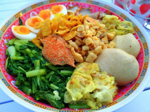 挑战泰国大份量美食：一碗面10个男生勉强吃完