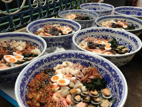 挑战泰国大份量美食：一碗面10个男生勉强吃完