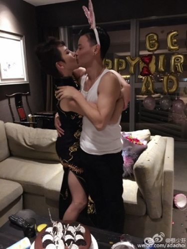 明星炫妻:冯远征晒妻子童年照 王宝强与妻子浪漫婚纱照