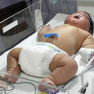 印度产妇15分钟顺产7公斤“奇迹宝宝” 体重创记录