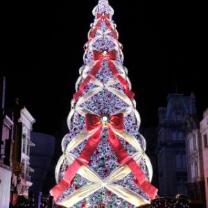 36米高圣诞树在日本点亮 彩灯数已获吉尼斯世界纪录