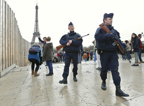 巴黎恐袭事件：埃菲尔铁塔因袭击事件无限期关闭
