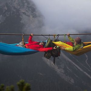 挑战极限：冒险者50米高空吊床上睡觉消遣