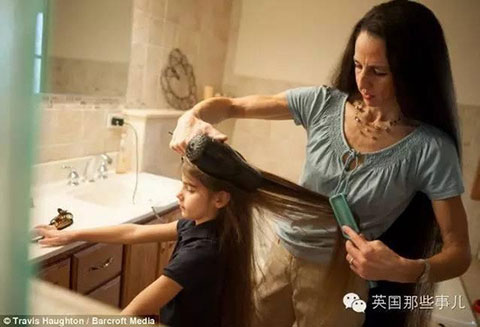 全家头发4米长 吹干头发需1个小时
