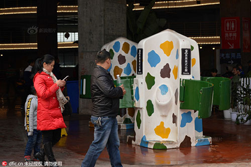 重庆现男性专用露天简约公厕 只遮重要部位