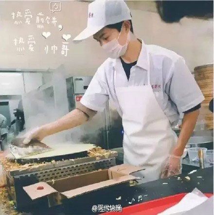 大学食堂90后煎饼小哥帅照刷爆网络