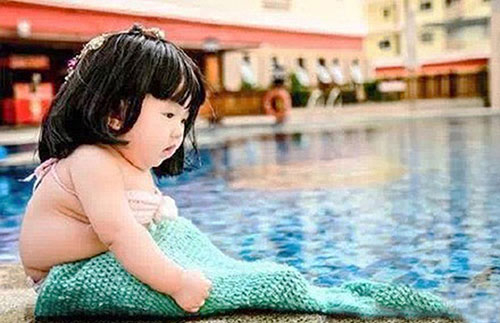 萌萌哒！越南六个月胖宝宝化身“美人鱼”