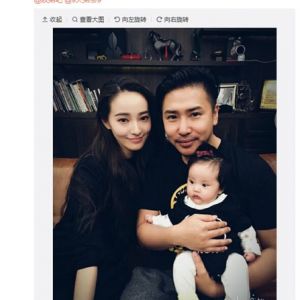 欧弟女儿出生满百日 经纪人微博晒欧弟一家三口全家福