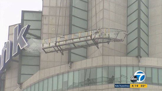洛杉矶摩天大楼的天空滑梯离地面305米 绝对刺激！