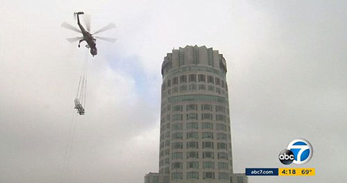 洛杉矶摩天大楼的天空滑梯离地面305米 绝对刺激！