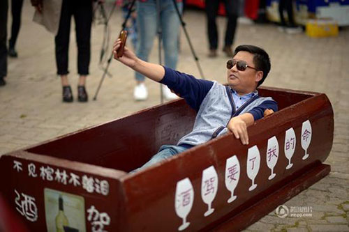 “死一把”！重庆游客进入棺材体验“死亡”