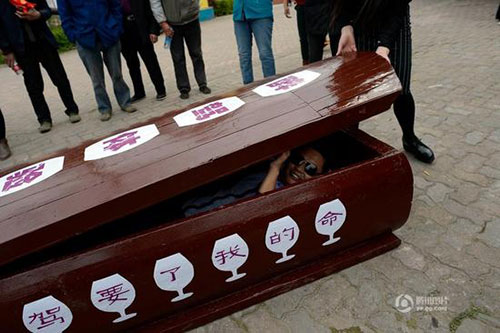 “死一把”！重庆游客进入棺材体验“死亡”