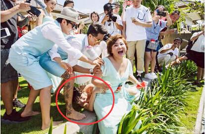 柳岩在包贝尔婚礼上遭闹伴娘的视频流出 网友纷纷给贾玲点赞