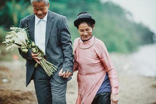 越南一对八旬老夫妻风雨了半个世纪,终于办了场婚礼~