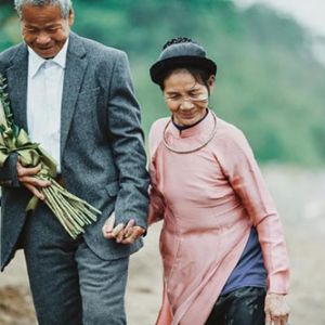 越南一对八旬老夫妻风雨了半个世纪,终于办了场婚礼~