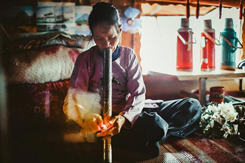 越南一对八旬老夫妻风雨了半个世纪,终于办了场婚礼~