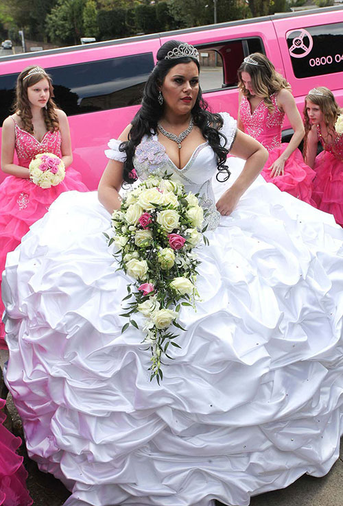 梦幻婚礼:英国新娘奢华婚纱重达127斤 大量水晶珠宝点缀