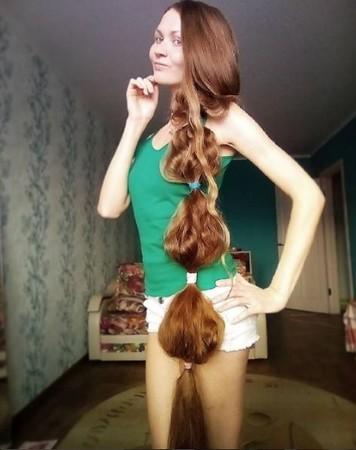 俄美女13年不剪头发成网红 被封为真人版长发公主