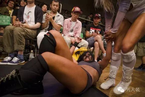 透着AV气质的日本女子摔跤