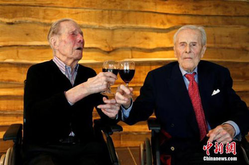 比利时最老双胞胎迎103岁生日 陪伴彼此逾1世纪