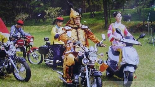 古装片场穿越搞笑花絮 皇阿玛骑着摩托车