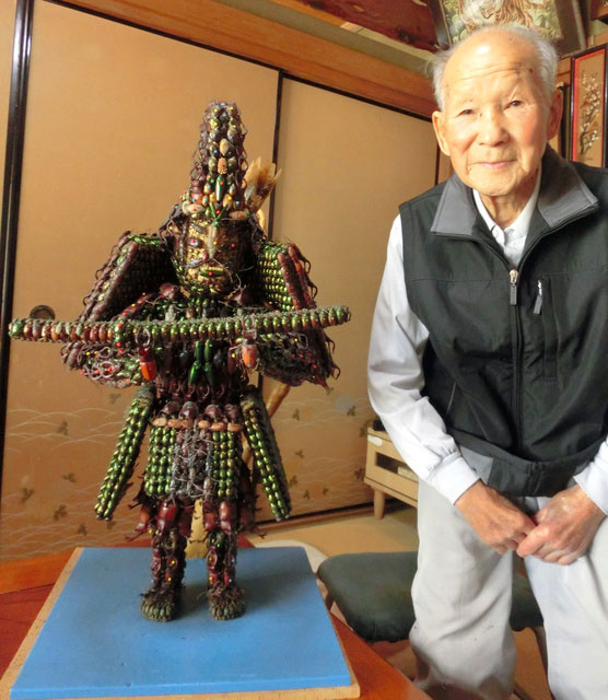 97岁日本老人用2万只昆虫做成千手观音像