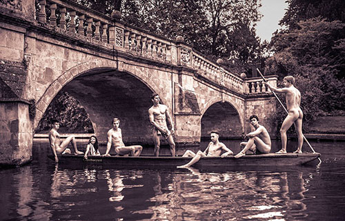 剑桥大学学生拍裸体日历 为慈善机构筹款